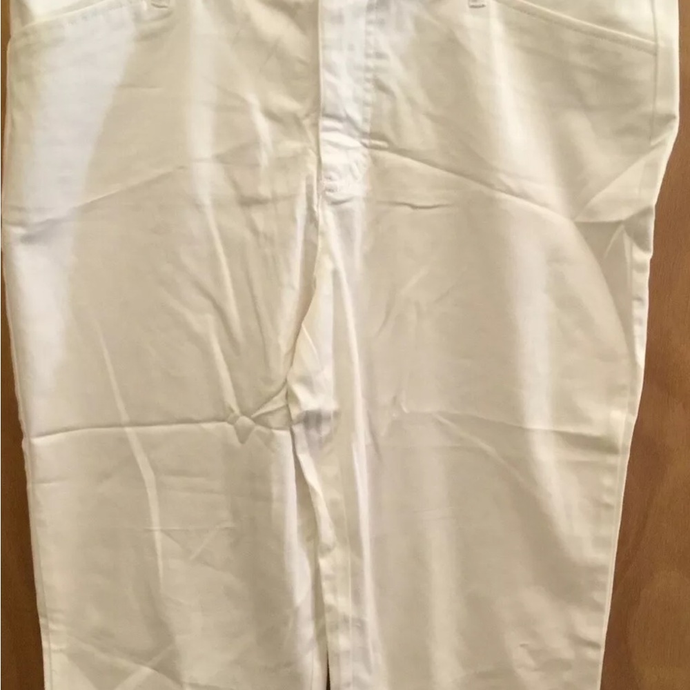 St. Johns Bay Capris Women's Size 12 White NWOT  2% Spandex